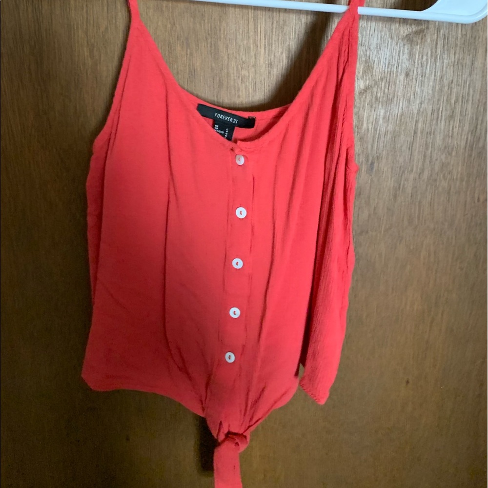 Pink cropped spaghetti shirt with tie in front